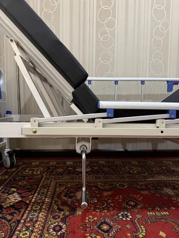 Медицинская кровать с туалетом и функцией переворота — фото 1