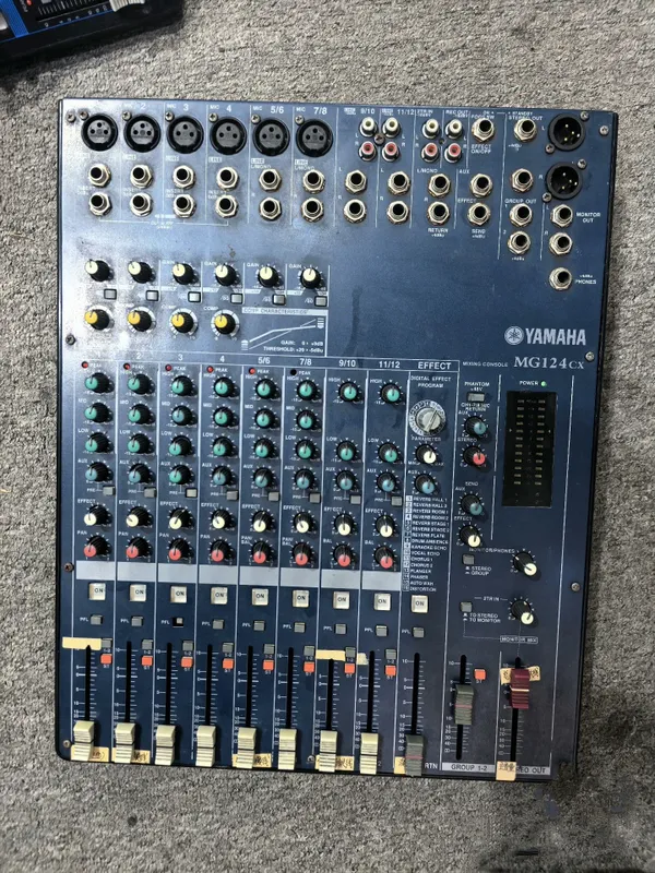 YAMAHA MG124cx sotiladi.
