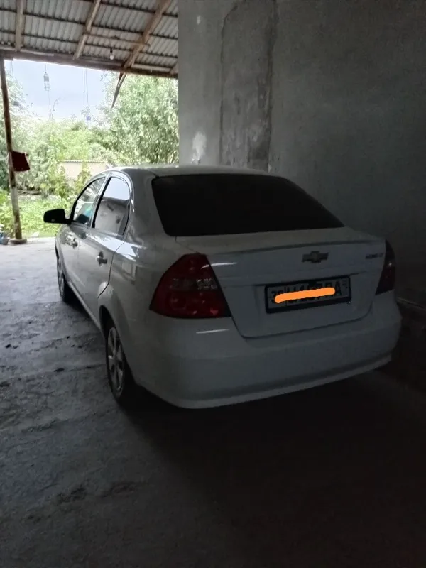 Автомомашина шевролет некся 3
