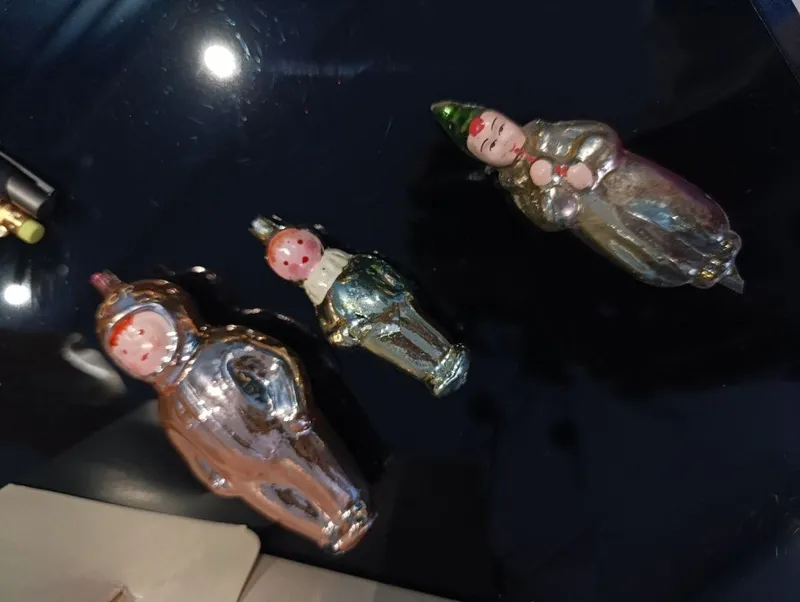 Старинные новогодние игрушки космонавты и клоун с дудочкой на прищепке — фото 1 Старинные новогодние игрушки космонавты и клоун с дудочкой на прищепке — фото 1