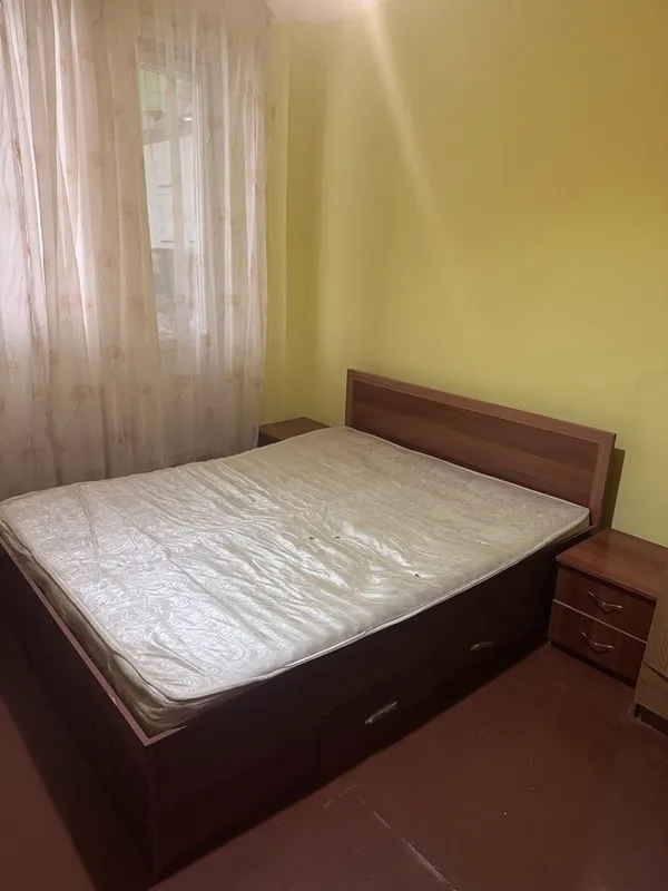 Кровать и две тумбы — фото 3