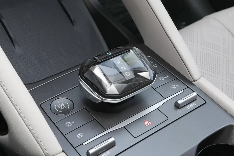 BYD YUAN UP 2024год LEADING версия .3 позиция 5 BYD YUAN UP 2024год LEADING версия .3 позиция 5