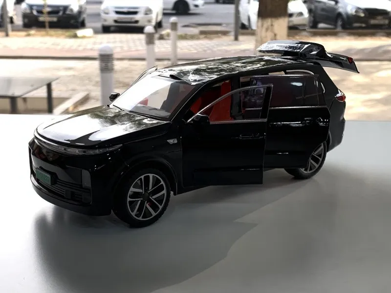 Modelka Lixiang 9 1:24 5