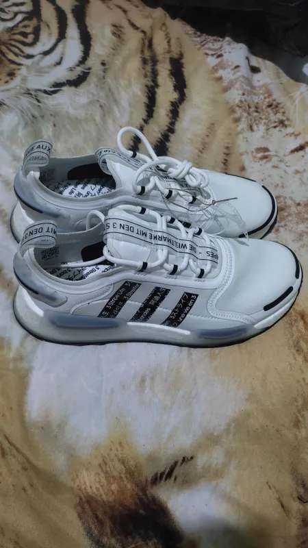 кроссовки Adidas янги кийилмаган кроссовки Adidas янги кийилмаган