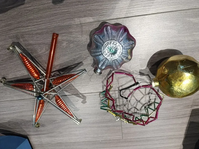 Старинные новогодние игрушки,корона,звезда и большие шары