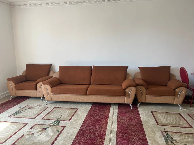 Divan va 2 ta kreslo sotiladi Divan va 2 ta kreslo sotiladi