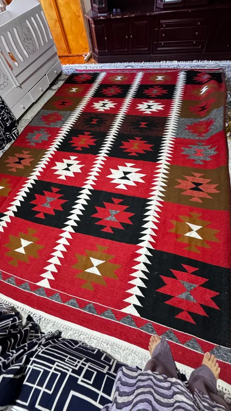 3 ga 4 gilam sotiladi, naqshi “kilim” uslubida
