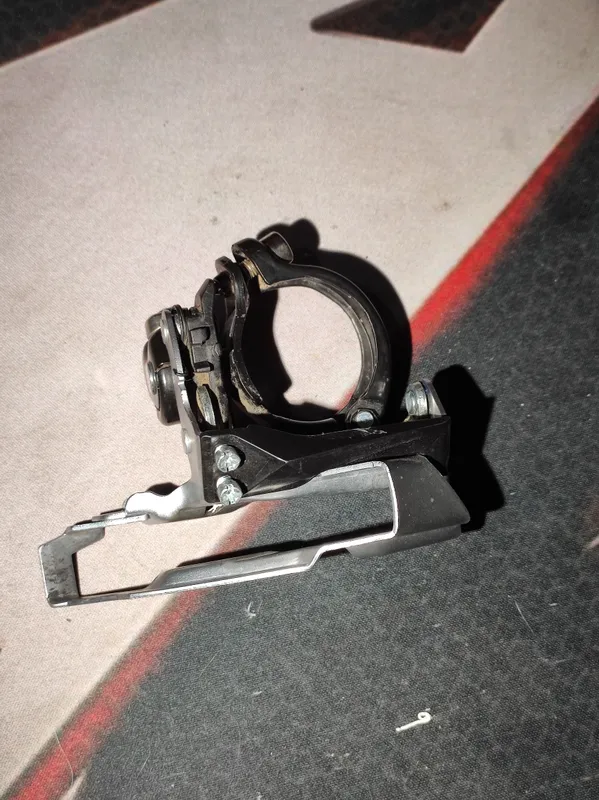 Shimano Altus oldingi uzatgich. 2 Shimano Altus oldingi uzatgich. 2