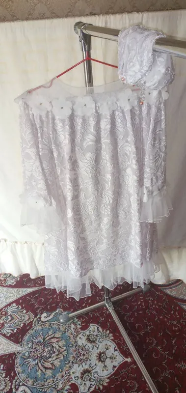 Kelinlik kiyimlari kiyilgan