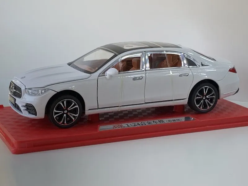 Modelka Mercedes-Benz C260L, Mercedes-Benz E-Class 1:24 6