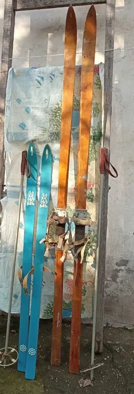 Лыжи беговые деревянные, взрослые и детские; палки взрослые