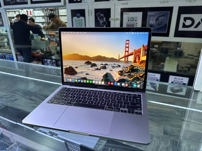 MacBook Pro (2022) 2 MacBook Pro (2022) 2