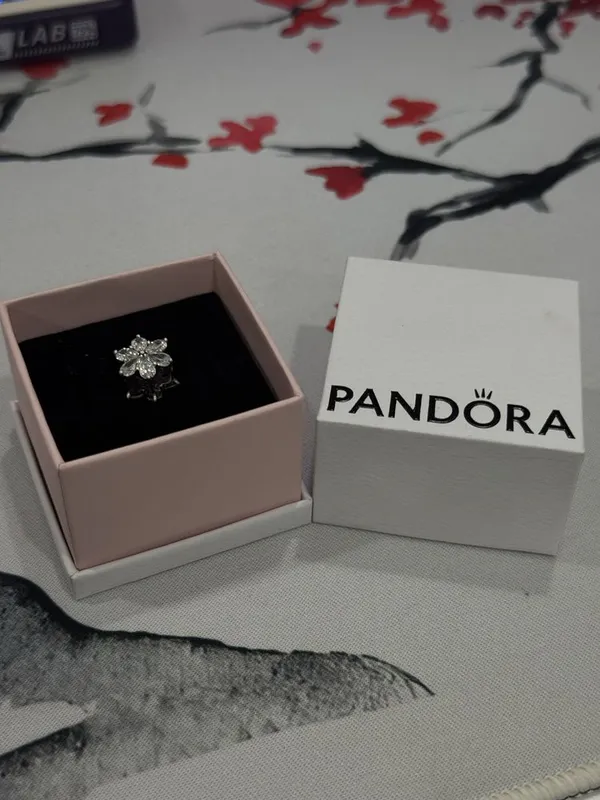 Оригинальный серебряный шарм Pandora «Цветок» (Ювелирное серебро 925) Оригинальный серебряный шарм Pandora «Цветок» (Ювелирное серебро 925)