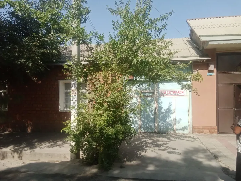 Жиззах Шахар марказида жойлашган ховли сотилади
