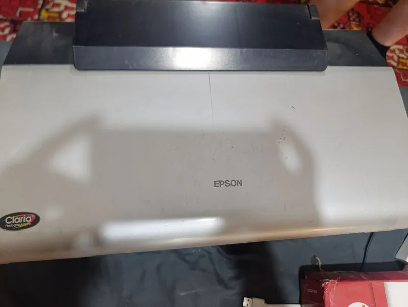 Продаю цветной принтер epson 3
