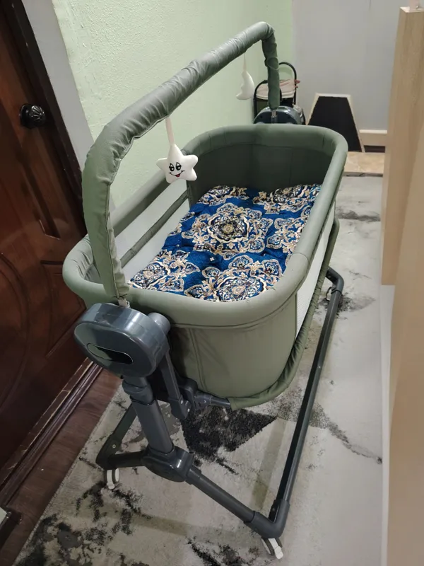 Bola uchun Komfort tebranuvchi beshik.