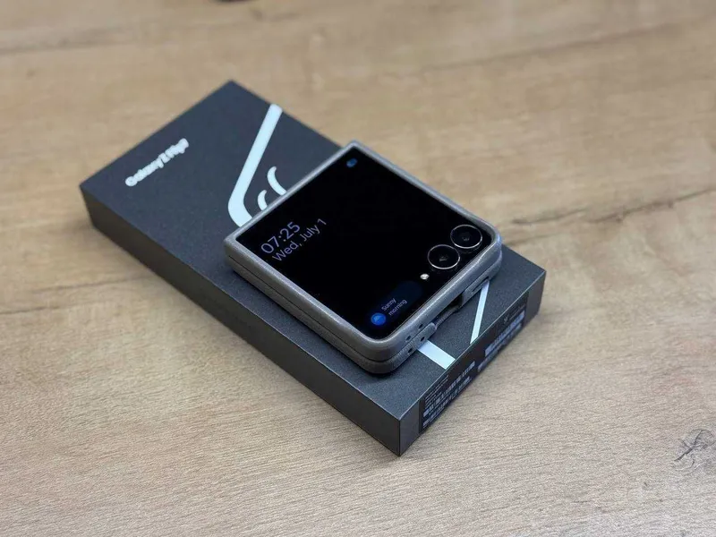 Samsung Galaxy Z Flip 7, как новый, чёрный цвет, память 512 GB. 1 Samsung Galaxy Z Flip 7, как новый, чёрный цвет, память 512 GB. 1