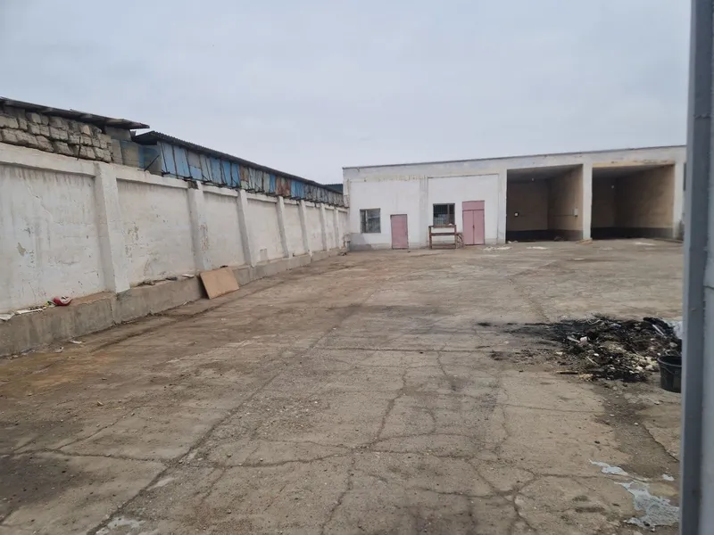 Qarshi shahrida 16 sotixlik sanoat binosi sotiladi — фото 1