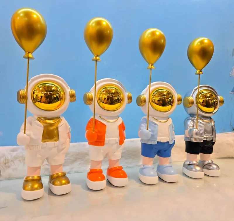 Фигурка космонавт сувенир