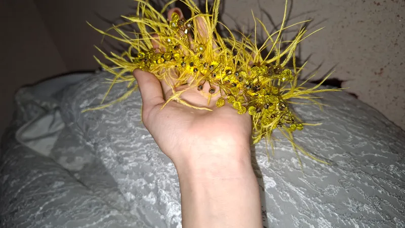 chiroyli kõzga tashlanib turadi