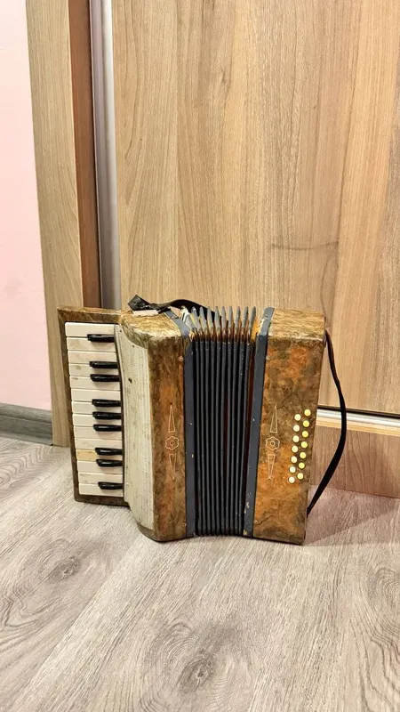 Акардион продаю