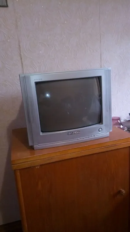 Телевизор маленький.