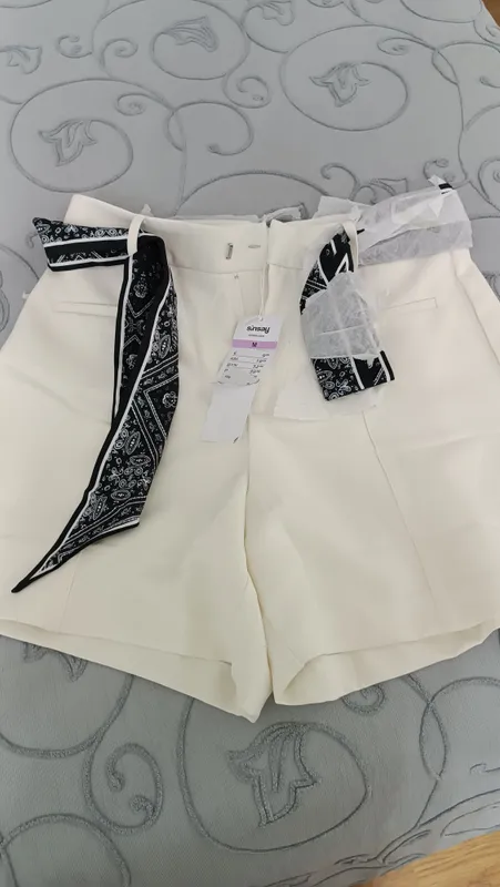 Yangi oq rangli shortlar sotaman. Juda chiroyli. 2