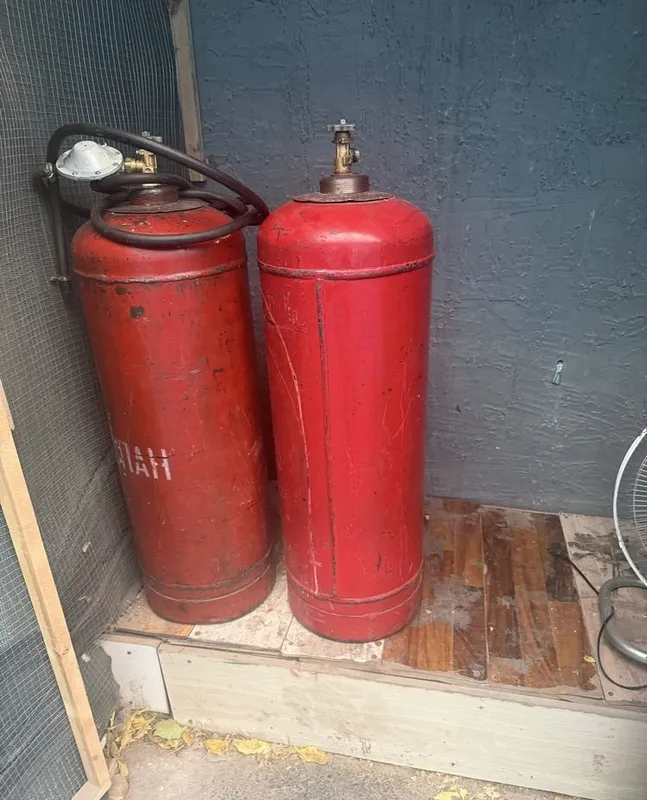 2 газовых баллона с газом 2 газовых баллона с газом