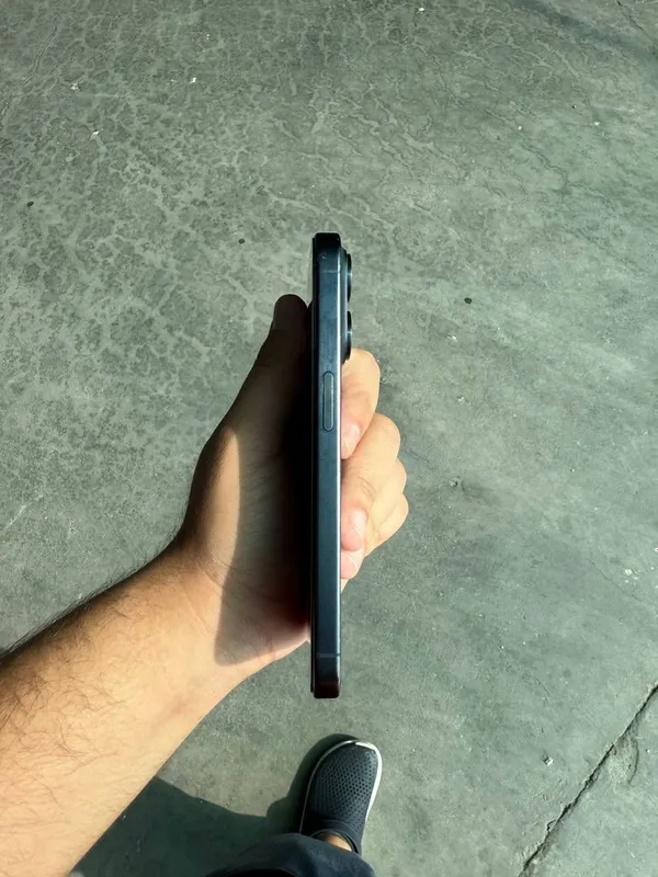 iPhone 15 pro blue 3