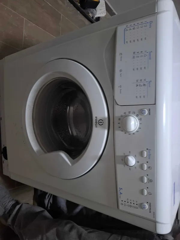 Продам стиральную машинку Indesit на запчасти 2