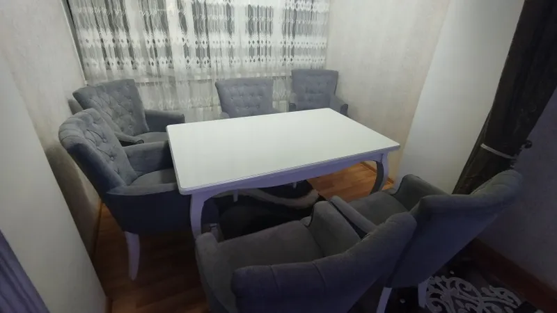 Срочно продам комплект мебели для гостиной стол, кресло.