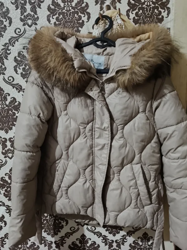 Ayol qizlar un kalta kurtka sotiladi