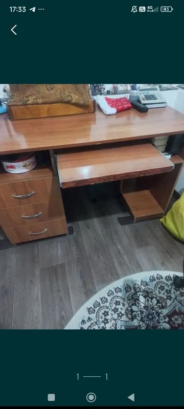 Письменный стол.