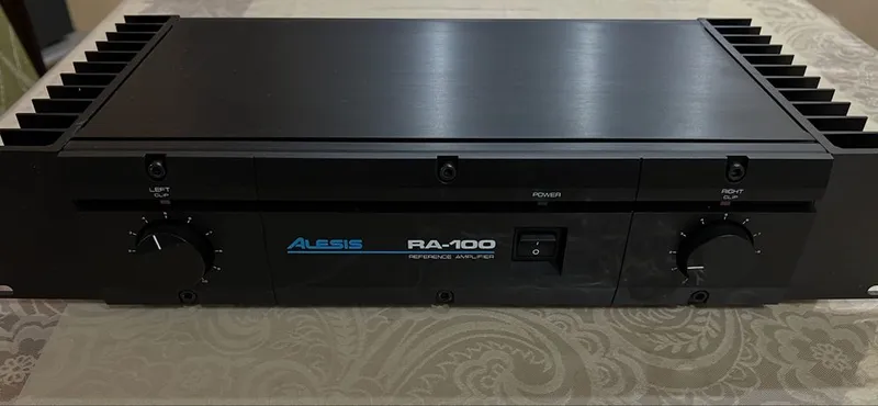Студийный двухканальный усилитель-Alesis RA-100 3 Студийный двухканальный усилитель-Alesis RA-100 3