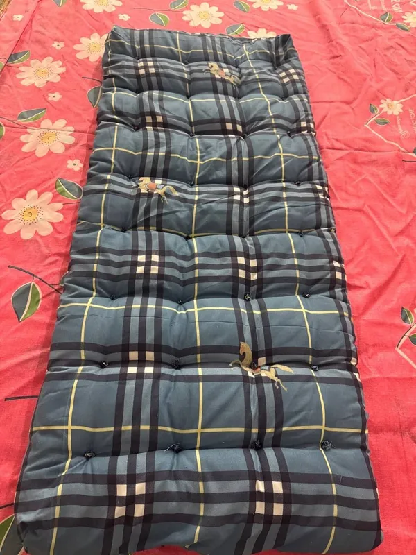 Yastiqlar koʻrpa matras va pastel Yastiqlar koʻrpa matras va pastel