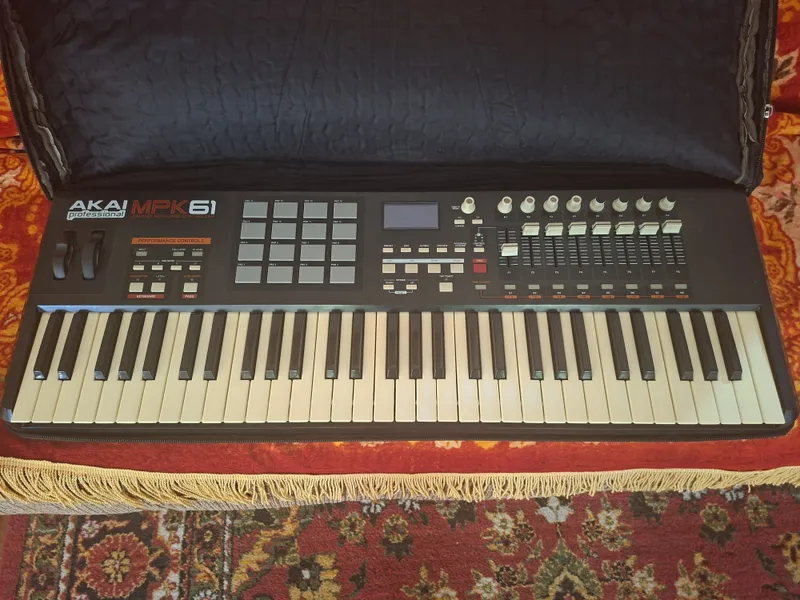 Akai Professional MPK61 MIDI Keyboard — фото 1