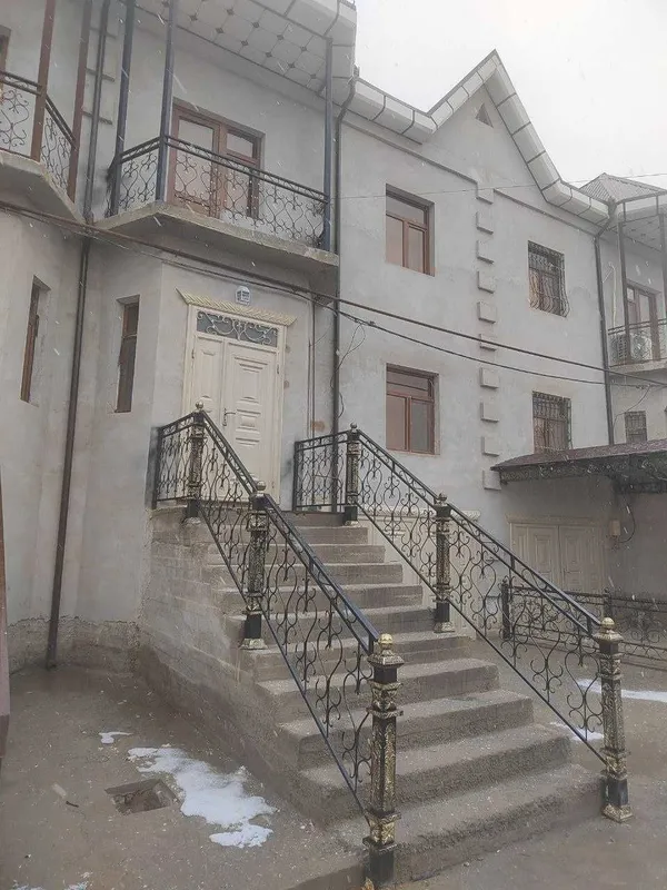 Uy sotiladi Bo'ron zapravkani orqasi 200 m.kv 3 qavatli turar joy