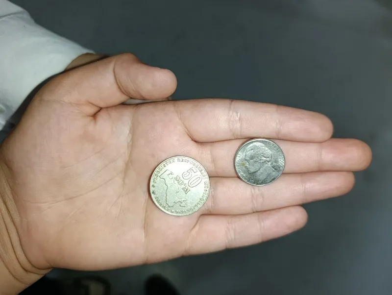 Монты 2000 года одна 50 сум второя 5 центов — фото 1