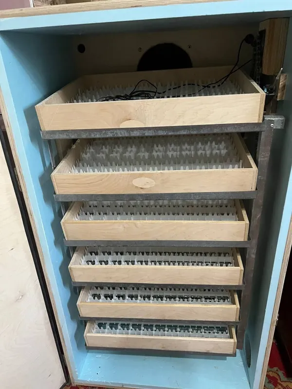 Inkubator 528 talik polniy avtomat 2