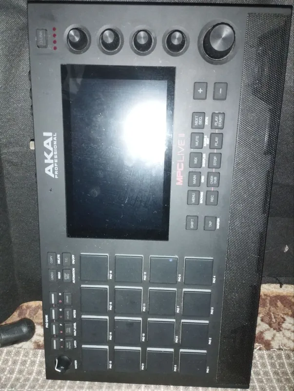 AKAI MPC LIVE 2 ideal holatda 4