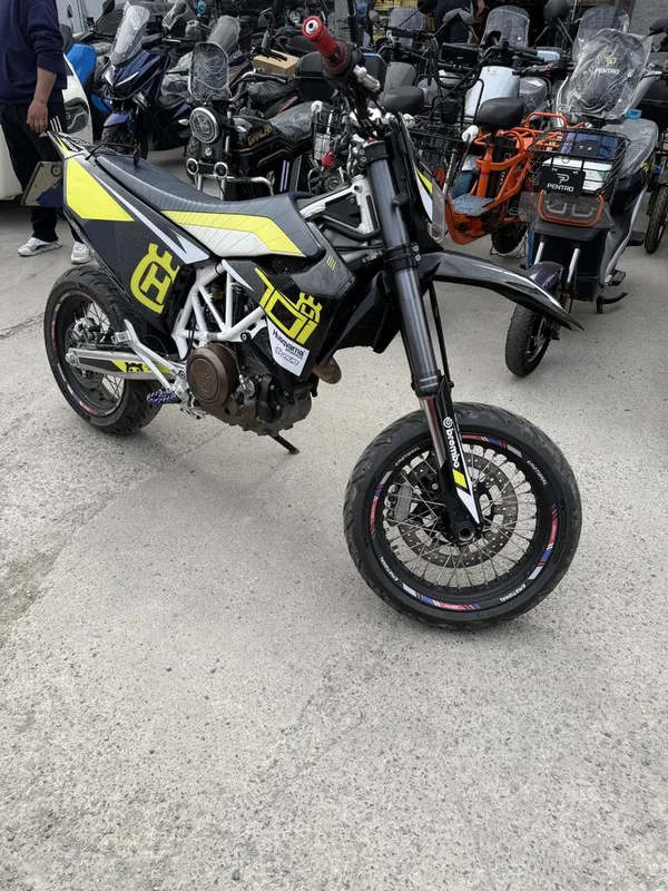Moto husquvarna 701