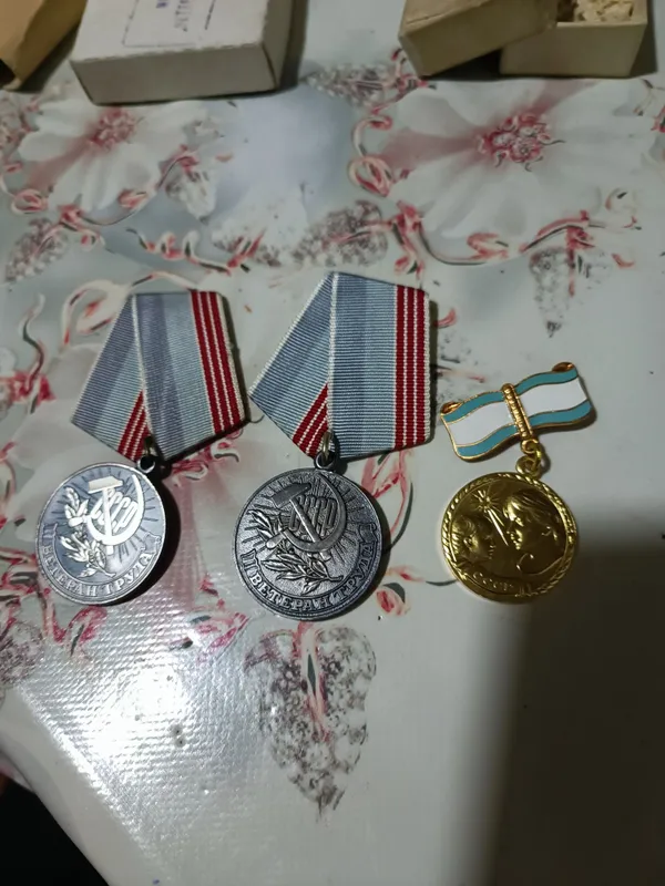Медаль ветеран труда, медаль материнства Медаль ветеран труда, медаль материнства