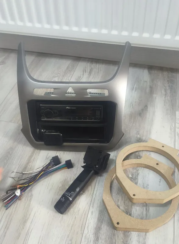 Автомагнитола сотаман Pioneer MVH-S520BT, Cobalt рамка, гитара, подиум — фото 2