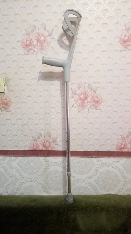 Костыль новый.серого цвета