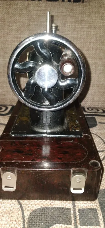 Детская швейная машинка железная игрушка СССР — фото 4