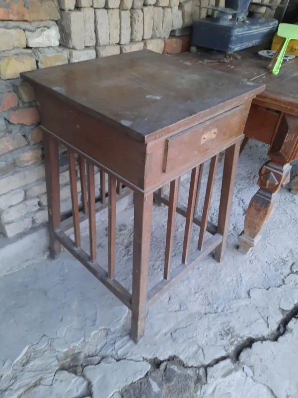 Продаётся тумба Старинная из чистого дерева.