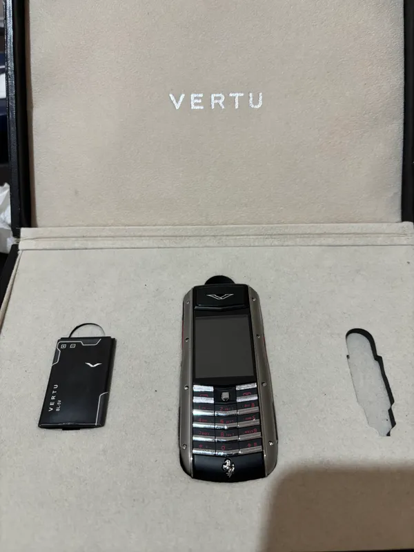 Кнопочный телефон Vertu Ferrari limited edition — фото 2