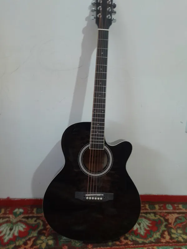 Gitara holati yaxshi kop ishlatilmagan ovozi zor