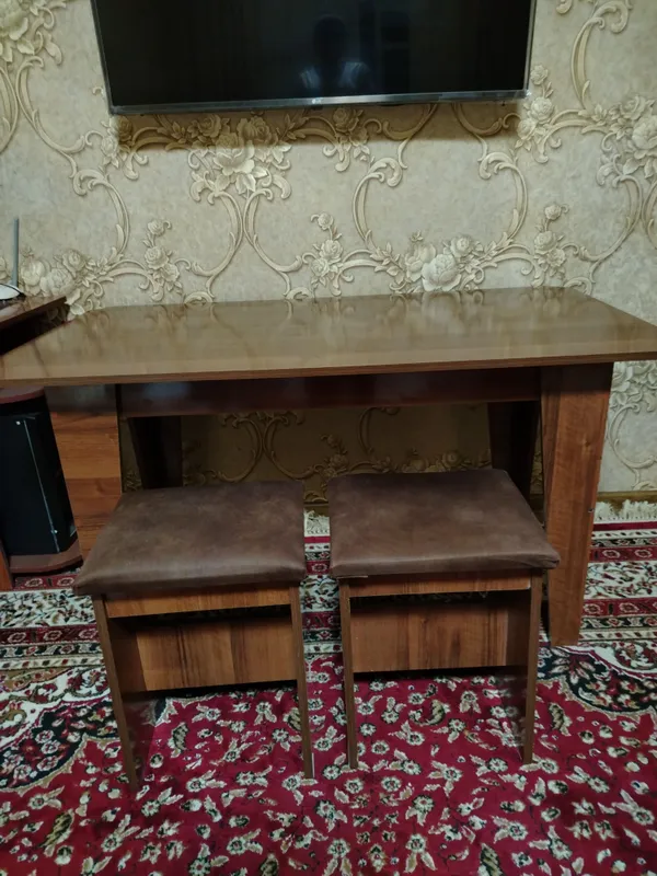 Уголок + стол + 2 стула + у уголка открывается нижняя часть 2