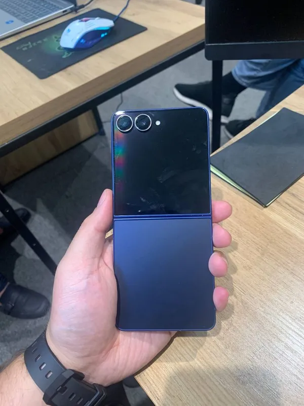 Samsung Galaxy Z Flip 7 2